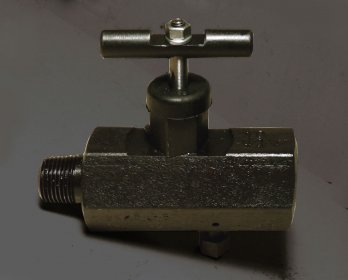 Вентиль стальной прямоточный ВПЭМ. Вид сбоку. Вентиль с стальной прямоточный манометрический ВПЭМ. Фонтанная арматура. Вид сбоку.